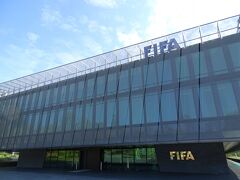 建物の上部と下部にFIFAのロゴが配置されている。