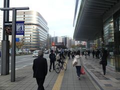 11/16(火)。
朝9時です。

ホテルをC.I.し、博多駅へ。

平日の朝なので職場へ向かう人が大勢いらっしゃいますね。