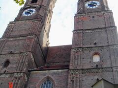 「聖母教会」こと、フラウエン教会が見えてきました～

２つの塔が特徴的で、よく目立つ、
ミュンヘンのシンボルマーク的な教会です。