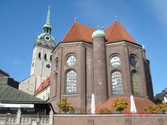 こちらは、「聖ペーター教会」。

１２世紀に建てられた、歴史ある教会です。
