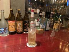 阿嘉島の繁華街と呼ばれてる
『ヨネミネハウス』

コロナ期間中ずーーーーっとお休みだったので
旦那の希望で行ってみた

お酒がずらりと並ぶ中
飲めない私はノンアルコールで
お隣の呑んだくれ姉ちゃんと楽しくおしゃべり
店主のご依頼で姉ちゃんを宿まで送り届けた(笑)