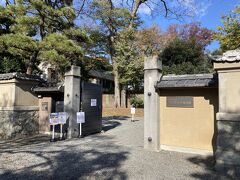 ３２＜旧三井家下鴨別邸＞
　下鴨神社の一之鳥居のすぐ横にあるのが「旧三井家下鴨別邸」。庭を眺めながらスイーツとお茶をいただくのがなかなかいい、と聞いたので訪れることにした。