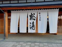 昼食後に「和倉温泉総湯（日帰り：440円）」で、1時間ほど露天/サウナ/立ち湯等でのんびりしました。
内部には、和倉温泉の歴史展示もしていました。
