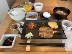 次の日の朝食です。

チェックインの時に洋食、和食、タコライス、カレー、うどん、鳥の照り焼き丼の６種類から選びます。

天草の地魚だという和定食にしました。

みりん焼きの開きに、卵やひじきなど私にはちょうど良い量でした。
ごちそうさまでした(*^-^*)