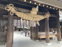 神門には大きなしめ縄があります。