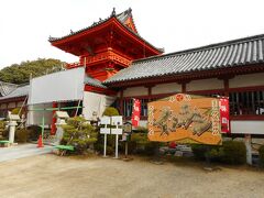 伊予鉄道後温泉駅から東に徒歩5分のところにあったのが日本三大八幡造りの一つである伊佐爾波神社です。