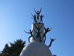 上の方には、空高く手を延ばす人間の像。
岡本太郎の作品「母の塔」は、美術館のシンボル的な存在です。