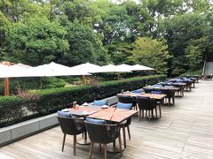 京都・東山『フォーシーズンズホテル京都』南棟1F【BRASSERIE】

レストラン【ブラッスリー】のテラスのシーティングエリアの写真。

四季の移ろいを間近でお楽しみいただけるテラス席は、
平家物語にも記されている京都の日本庭園「積翠園」を眺められる
大空間と共に、贅沢なひとときを過ごすことができます。