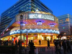 有楽町駅前の東京交通会館も煌びやかなイルミが凄い！
メリーゴーランドみたいだ。