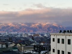 おはようございます
7時ぐらいに　起床です
松本市　美ヶ原温泉月の静香4階からの眺めです
あっちが西で　日本アルプス方向ですね
きれい