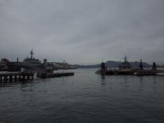 昔は沖合で、烏小島が浮いていましたが、工廠拡大に伴って埋め立てられ、現在は潜水艦等の寄港地に。米軍施設が隣接しています。