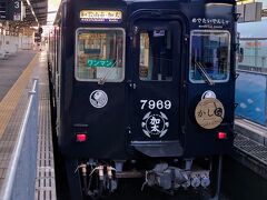 今朝も早起きして温泉に入り、ＪＲ和歌山駅を７時過ぎの電車に乗って和歌山市駅へ移動します(^^)

和歌山市駅からは南海加太線（加太さかな線）に乗り換えて、加太駅へ向かいます(^^)

めでたいでんしゃ「かしら」がホームで待ってくれています(^^)