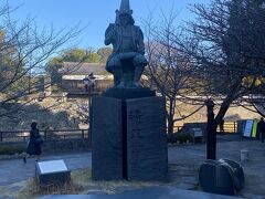日本三名城のひとつに数えられる熊本城を築きあげた加藤清正公の銅像は、熊本市民会館の三角公園で、城を守るように鎮座しています。
