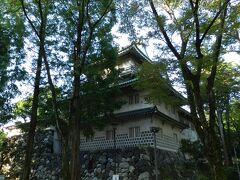 城址公園の北東部分（本丸跡）には「佐藤記念美術館」があります。