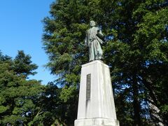 公園の一画に大きな銅像がありました。
これは、富山藩第2代藩主・前田正甫公の像だそうです。
前田正甫公は江戸城内で腹痛を起こした人に腹下しの薬を勧め、たちどころに治ったそうです。
そのことがきっかけで富山の薬が有名になり、"富山の薬売り"を広めた人物なのだそうです。
