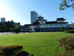 広い芝生広場とその向こうにはお城の建物。
天気もイイし、とても開放感のある風景でした。