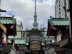 朝なので開いてる店が少ない。