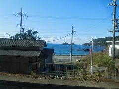 見老津駅。列車の行き違いで停車しました。

実はこの駅、思い出の駅です。4年半前に和歌山旅行をした際、海の見える駅で列車の行き違いをしました。
綺麗な景色が印象に残っていましたが、駅名が分からないまま月日は流れ…
今日再開できて良かったです。