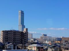 泉佐野駅が近づくと、関空方向に「りんくうゲートタワービル」が見えます(^^)