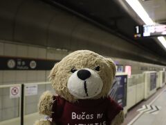 地下鉄の博多駅もほぼ人がいません。
車内も座ることができました。