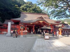 石段を上がった先には拝殿があります。
熊野那智大社は世界文化遺産であり、国の重要文化財にも指定されています。
