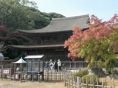 功山寺の仏殿は鎌倉時代の禅宗様建築を代表するもので、国宝に指定されている。

仏殿は有料で見学できるようだが、ここはスルーする。