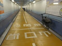 関門トンネル人道は長さ780m。
自転車・バイクは押して歩かないといけないので、それなり時間がかかる。
中間部には当然のことながら、山口県と福岡県の県境がある。

この後は、後編へと続く。