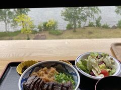 ここでお昼ご飯を。少し奮発して蓼科牛のステーキ丼！おいしかったです！湖を眺めながらいただきました。