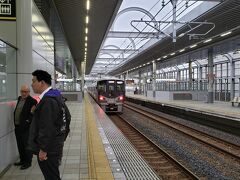 日根野で特急を降り、一駅だけ乗り継ぎ、りんくうタウン駅で降り…