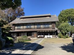 記念館の西にある渋沢栄一の生家に来ました。
記念館からは車で直ぐです。
煙出しという天窓のある養蚕農家。