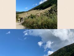 仙石高原で下車すると左右をすすきに囲まれた一本道を行きます。
１３時１３分、それなりに人がいました。
