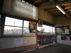 上総村上駅で下車。この駅では第二の駅《村上氏の最後の飛行　あるいは月行きの列車を待ちながら》が展開されています。