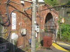 両側をトンネルに挟まれた田浦駅。
11両編成電車はホームからはみ出します。
ホームの東逗子寄りにある田浦トンネル。
下り線は明治期、上り線は大正期に作られたそうです。