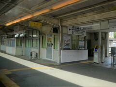 生野駅には２つホームがありますが、進行方向右側のホームに停まります。
高速化が行われたりして、上下にかかわらず、「メインホーム（通過する場合も通る）」と「行き違いがある場合に停車する列車が使うサブ（的な）ホーム」に分かれているのかと思っていたのですが、どうやら昔から、駅周辺の勾配やカーブなどの都合によりこうなっているみたいです。

反対側のホーム側にも比較的新しい出入口（西口）が設けられているようです。観光案内所などは西口側に設けられているようです。
周辺は拓けておりますが、生野といえば生野銀山が有名ですね。最寄り駅であるようです。