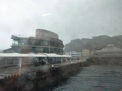 10時20分、アッと言う間に大島岡田港到着です。揺れもせず、煩くも無く、快適な船旅でしたが、雨が半端無く…
