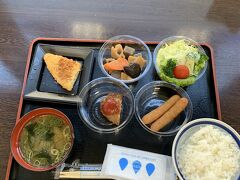 かつての定宿の一つ、西鉄イン高知はりまや橋さんの朝食。バイキングだったのが新コロナウィルス対応で小分けされていました。