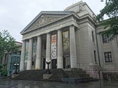 行ってみると、ギリシャのパルテノン神殿のような古典様式の建物が屹立。

この建物は、日本統治時代の1908年に建てられた、台湾で最も歴史のある“國立臺灣博物館”。

この日は雨降りだし、屋内観光がいいかなと思い、１０時１５分、早速入ってみることにします。

【國立臺灣博物館】
https://www.ntm.gov.tw/jp/