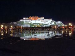 夜のポタラ宮ライトアップを見に行った。噴水広場に宮殿のシルエットが映り、より美しく演出する。