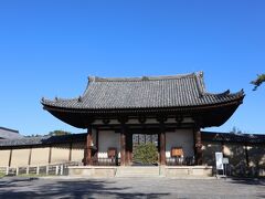 南大門（室町時代　国宝）

タクシーは法隆寺の南大門の前につけてくれました。
法隆寺の玄関にあたる総門です。
現在のこの門は1438年に再建されました。

法隆寺は聖徳太子が亡き父用明天皇のため寺の建立を発願され６０７年頃に完成しました。その後大きな災害に遭わなかったため飛鳥文化を伝える仏像や堂塔などが残っているそうです。
1993年に日本の寺で初めて世界遺産に登録されました。