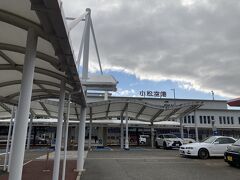 小松空港に到着しました。
まさか中部→羽田が運航するとは思っていなかったので待ちが3時間。
市内観光に出かけます。