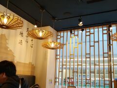 さすが人気店　12:00前ですが10分ぐらい並びました
入店すると　カウンター席に通されます
コロナ対策か　席数を減らして営業しているため
待ち時間も　長いみたいです

モダンな　内装ですね