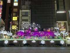 東京・新橋駅日比谷口「SL広場」のイルミネーションの写真。

カラーが変わります。よく見るとサンタさんが乗っています♪

今年のテーマは「エールを運ぶ新橋ＳＬ機関車」です。