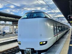 きたきた。
JR車両の、京都丹後鉄道　宮福線。

着席するやいなや、信じられないアナウンス。

”この電車は京都丹後鉄道なので、交通系ICカードは使えません。SuicaなどのICカードでのお支払いはできませんので、車掌がお席の近くまで伺いますので、清算をしてください”

Σ（・□・；）なんですって！！！！

しかも、同じアナウンスを３度くりかえした挙句、肝心の車掌は席に現れず宮津駅到着。

相互乗り入れしているのに、ICカード使えないとは何事ぞ！！！と、駅員に怒りを炸裂させたら、さらに信じられない一言。

”わたくしどもは、私鉄でございますから”

はーーーーっ(。-`ω-)
JRは３０年以上前に国鉄から民営化した、私鉄ですけどね。

大阪駅からのほとんどがJRの区間なのに、京都丹後鉄道がポンコツのために大阪駅から通しでICカード料金より高い切符料金を払うのって不合理です。
