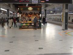 東京駅。人の動きは徐々に戻ってきてるという感じでしょうか。