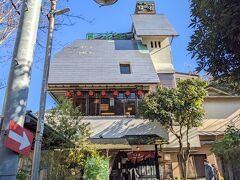 まずは小田原駅から箱根登山線に乗って箱根湯本駅に行きました。
箱根キャリーサービスを使って荷物をお宿まで送りました。
身軽になって旅行スタートです。

箱根湯本駅から少し歩いたところにある「はつ花」というお蕎麦屋さんでお昼ご飯を食べました。
人気のお店で、平日に行きましたが何組か待っていました。
本店と新店があったのですが、待ち組が少なかった新店の方へ行きました。