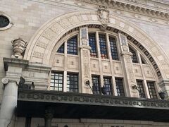 芝居の街と言われた道頓堀で唯一残った劇場・松竹座では、関西ジャニーズの

公演が行われていました。