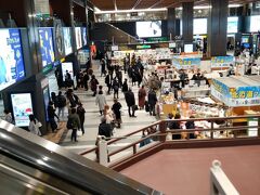 駅到着　結構な賑わいのエントランスです
仙台駅の新幹線改札口は　駅3階なので
昇るエスカレーターから　撮影します