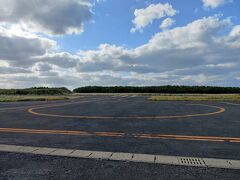 硫黄島は空港がある。
小型飛行機なら来れそうだ。