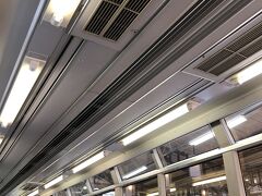 叡山電車に乗るために出町柳駅に行くと、たまたま展望列車「きらら」が来たの

で、せっかくなのできららに乗って、「もみじのトンネル」を見に行くことにしました。

紅葉が見やすいようにガラス面を大きく取ってあり、一部座席は窓側に向いています。