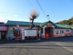 バスの本数が少ないので、1時間近く歩いて谷村町駅へ。この時間帯は列車の本数も少ないので、40分ほど待ちました。